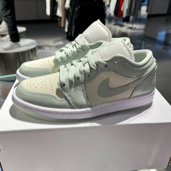 Air Jordan 1 Low SE - Picture 1 of 4